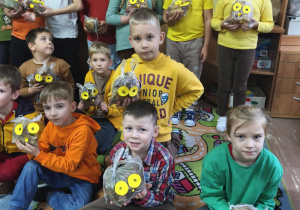 Dzieci prezentują wykonane prace.