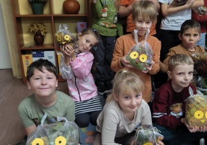 Dzieci prezentują wykonane prace.