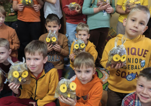 Dzieci prezentują wykonane prace.