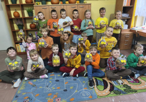 Dzieci prezentują wykonane prace.