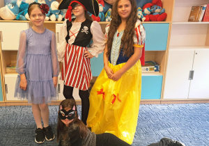 Uczniowie klasy 3b prezentują bajkowe stroje