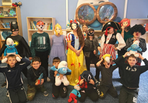 Uczniowie klasy 3b prezentują bajkowe stroje