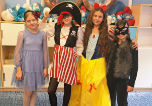 Uczniowie klasy 3b prezentują bajkowe stroje