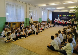 Bajkoludki oglądają występ zespołu Piano