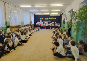 Bajkoludki oglądają występ zespołu Piano