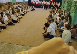 Bajkoludki oglądają występ zespołu Piano