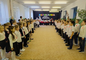 Bajkoludki śpiewają hymn