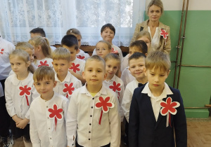 Bajkoludki śpiewają hymn