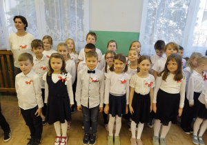 Bajkoludki śpiewają hymn