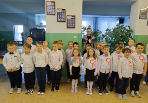 Bajkoludki śpiewają hymn