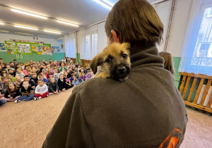 Pan trzymający szczeniaka na ręku