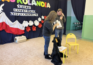 Pani prezentująca informacje o schronisku