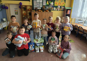 Uczniowie klasy 1A prezentują zebraną karmę