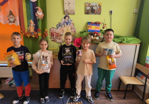 Uczniowie klasy 1B prezentują zebraną karmę