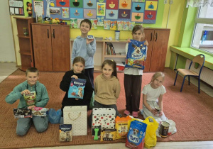 Uczniowie klasy 2A prezentują zebraną karmę