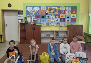 Uczniowie klasy 2A prezentują zebraną karmę