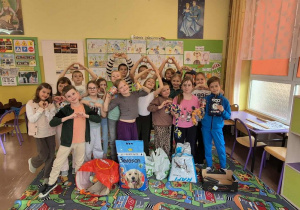 Uczniowie klasy 2B prezentują zebraną karmę