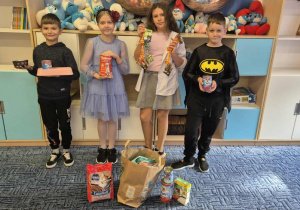 Uczniowie klasy 3B prezentują zebraną karmę