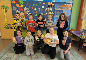 Uczniowie klasy 3 A prezentują zebraną karmę