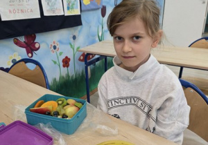 Uczennica prezentuje zdrowe śniadanie