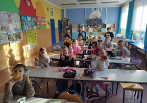 Uczniowie prezentują zdrowe śniadanie