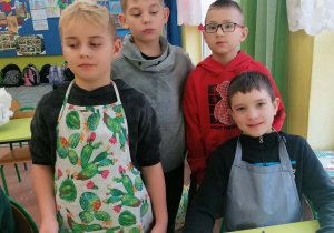 Uczniowie prezentują zdrowe śniadanie