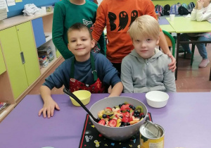 Uczniowie prezentują zdrowe śniadanie