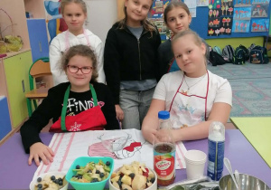 Uczniowie prezentują zdrowe śniadanie