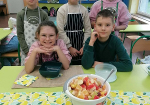 Uczniowie prezentują zdrowe śniadanie