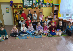 Bajkoludki ze swoimi ulubionymi owocami i warzywami