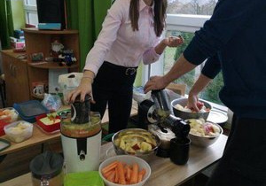 Rodzice zaangażowani w wyciskanie soku z warzyw i owoców