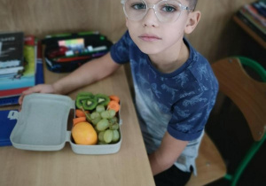 Uczeń z owocowo-warzywną śniadaniówką