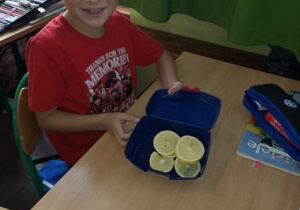 Uczeń ze śniadaniówką