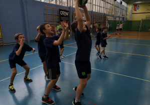 Uczniowie rozgrywają mecz