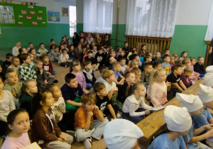 Bajkoludki oglądają występ trzecioklasistów