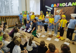 Trzecioklasiści czytają zagadki o misiach