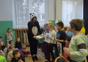 Pani przebrana za koalę wręcza nagrody
