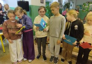 Dzieci czytają życzenia z laurek