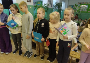 Dzieci czytają życzenia z laurek