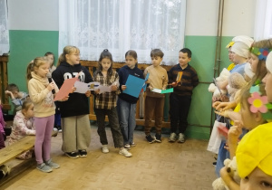 Dzieci czytają życzenia z laurek