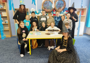 Uczniowie klasy 3 b wraz z paniami