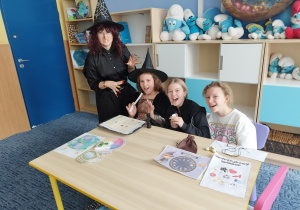 Trzy "wróżki" i pani przebrana za czarownicę