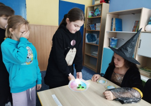 Dziewczynka wróży koleżankom