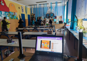 Dzieci tańczące w tle