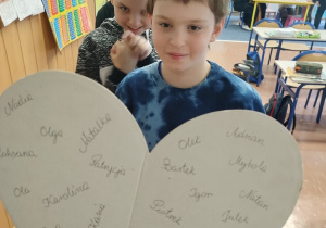 Dzieci przekłuwają serce z kartonu