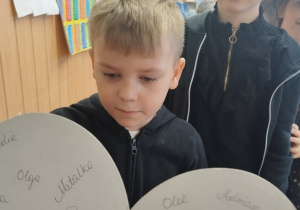 Dzieci przekłuwają serce z kartonu