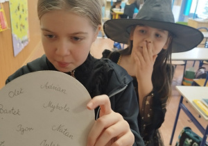 Dzieci przekłuwają serce z kartonu