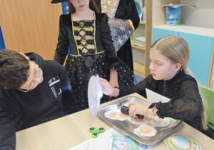 Dziewczynka wróży koledze