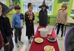 Natan wypowiada zaklęcie.