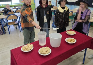 Janek wypowiada zaklęcie.